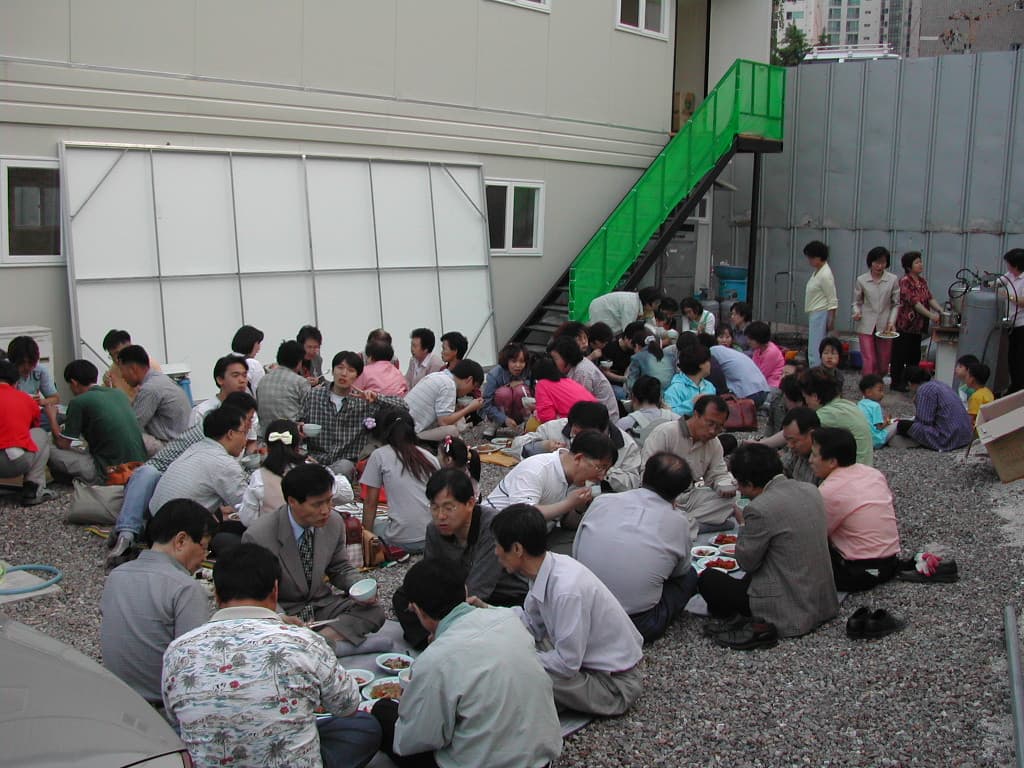 2003 짐을  다 옮긴후 임시예배당 곁에서 식사 한자리 - 1