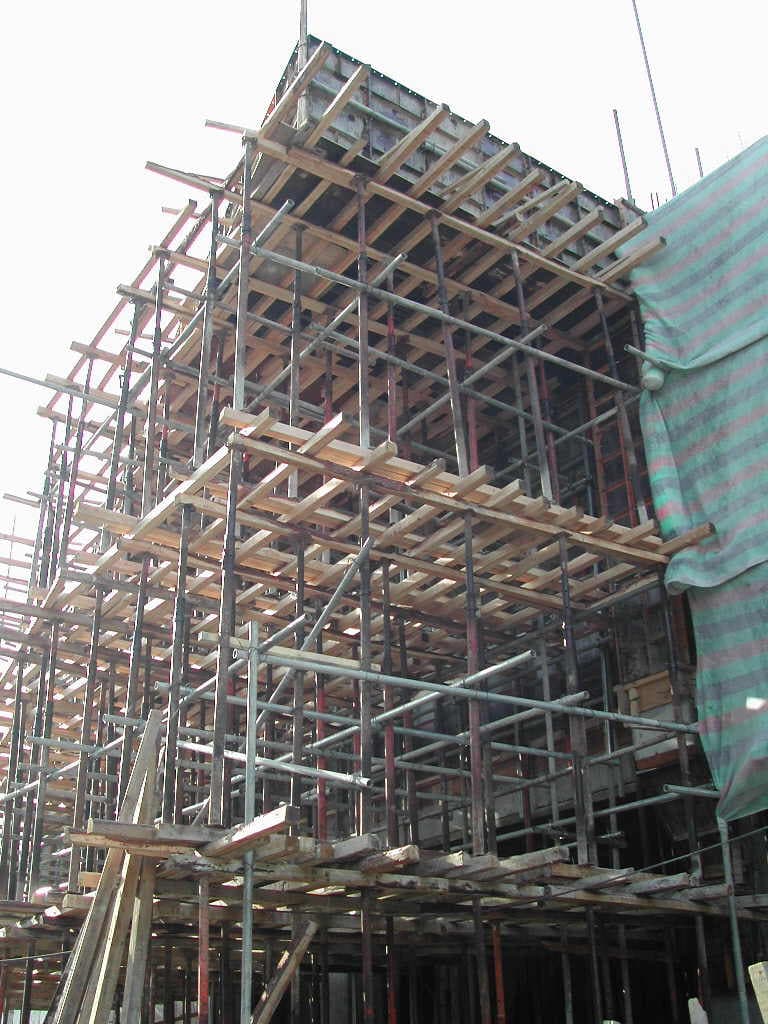 2004-1-8  본당 찬양대석 돌출부 공사를 위한 받침대 - 1