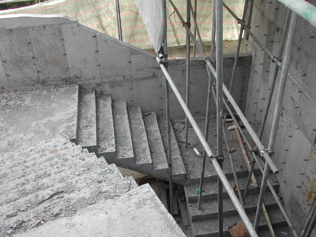 2004-4-14 본당(3층)으로 오르는 외부계단 - 1