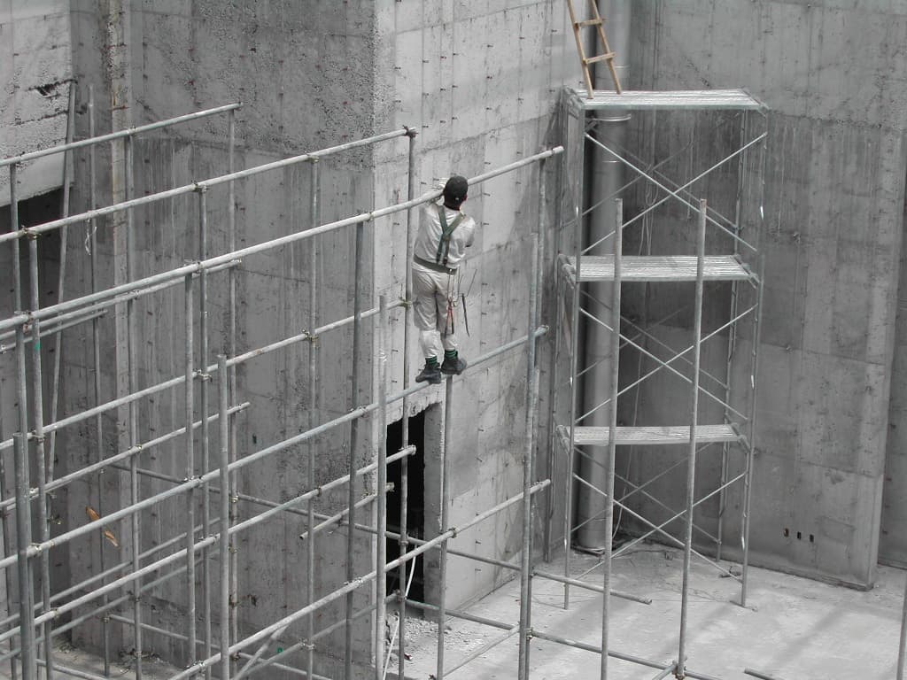 2004-5-27 본당천정공사를 위한 받침틀작업 - 1