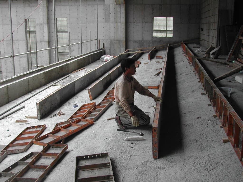 2004-5-27 본당중층(4층)계단거푸집작업 - 1