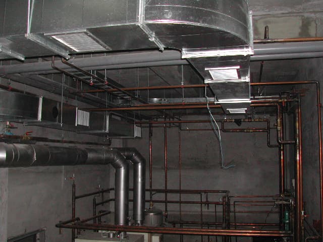 2004-6-26 각종 설비라인으로 가득한 기계실 - 1