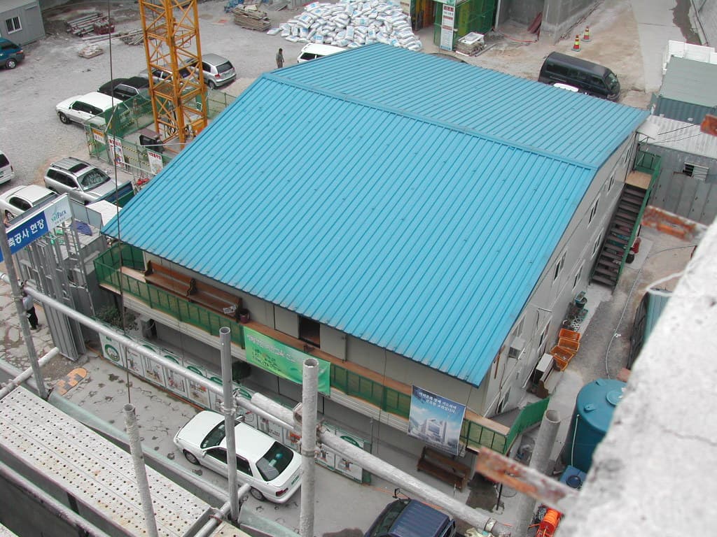 2004-6-15 신축교회당옥상에서 내려다본 임시예배당 - 1