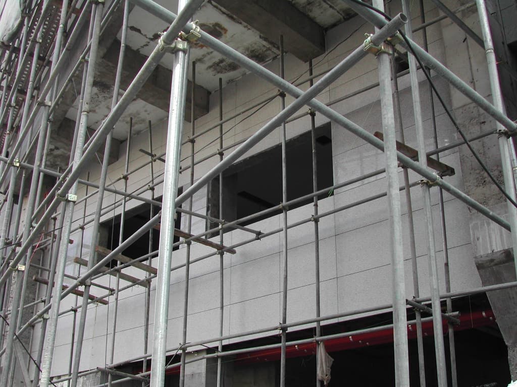 200-8-1 외벽 돌붙이는 공사진행중 - 1