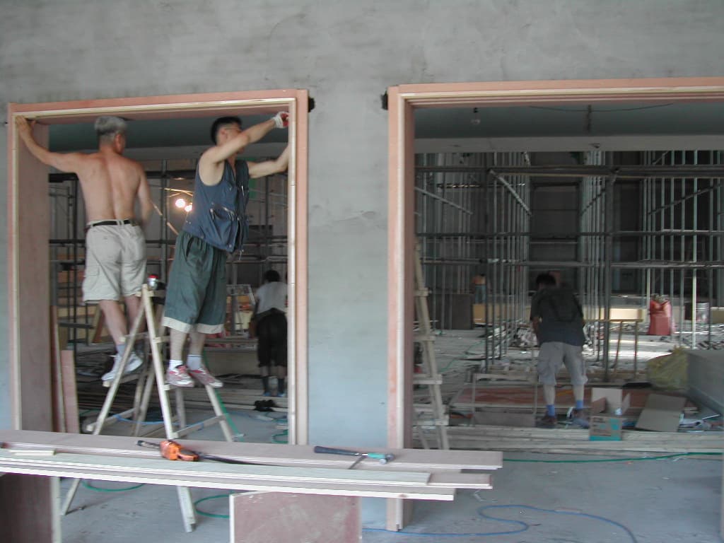 2004-8-1 본당으로 들어가는 문틀공사 - 1