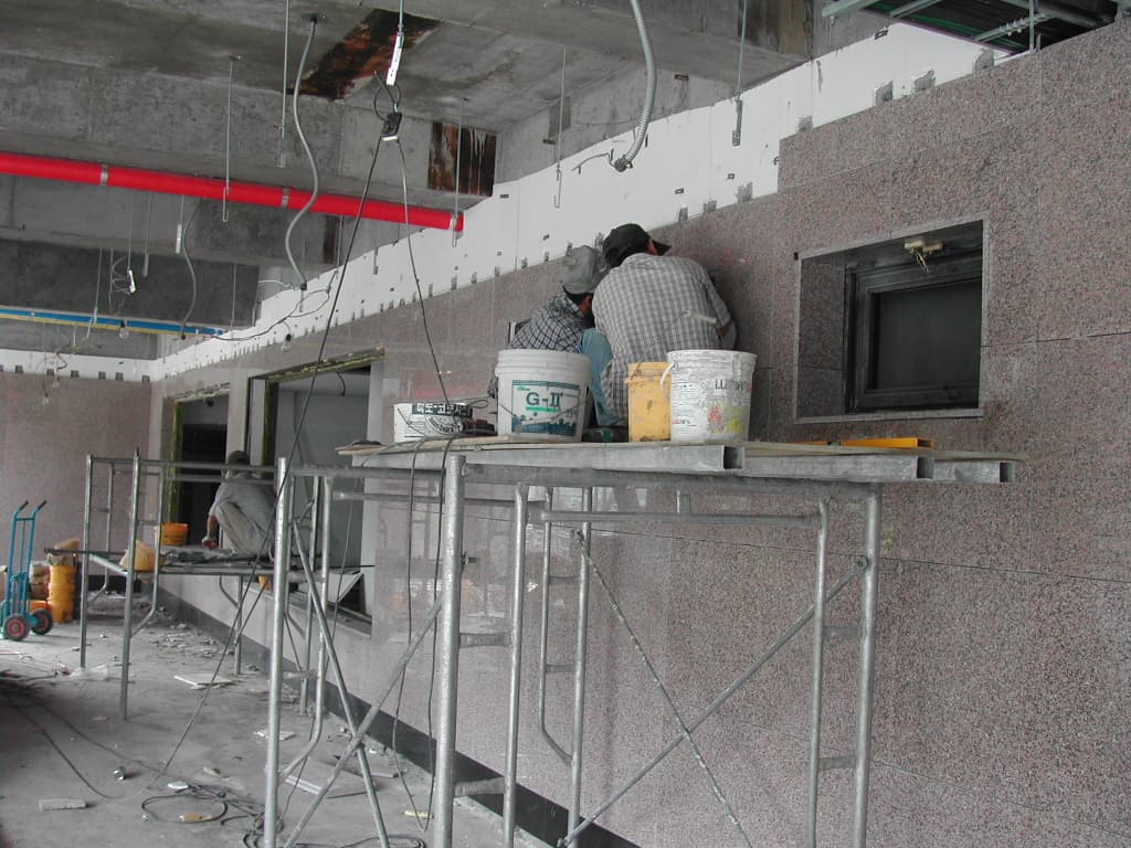 2004-8-20 주차장쪽 내부벽면 돌작업마무리 - 1