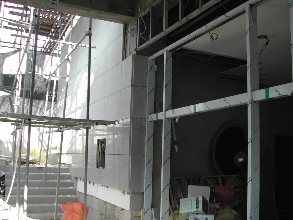 2004-8-6 2층입구모습(돌을 부친 것이 보인다) - 1