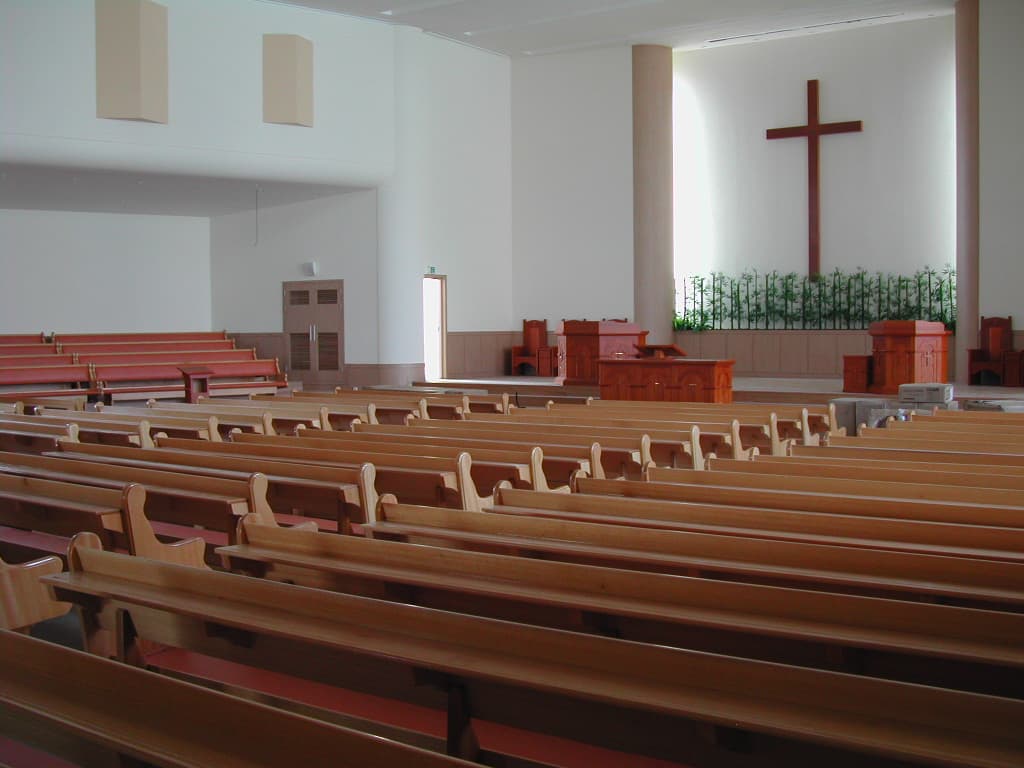 2004-9-21 본당 강대상 의자를 들여놓고! - 1