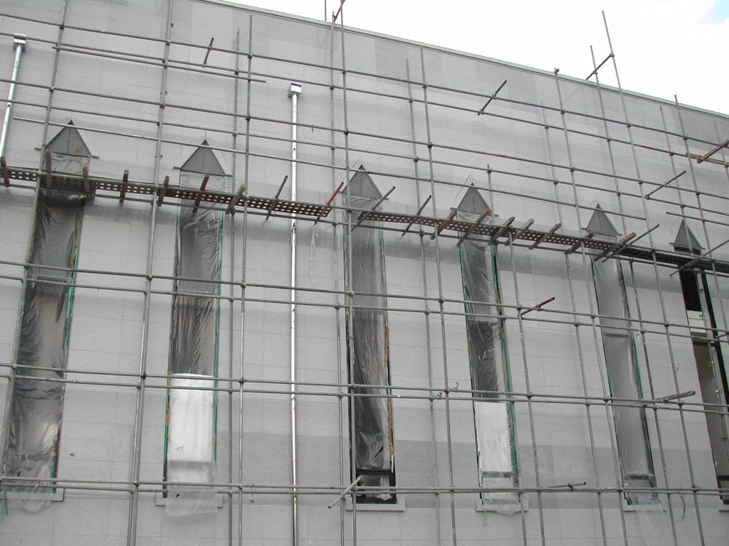 2004-10-9 본당측면 창문 돌구조물 - 1