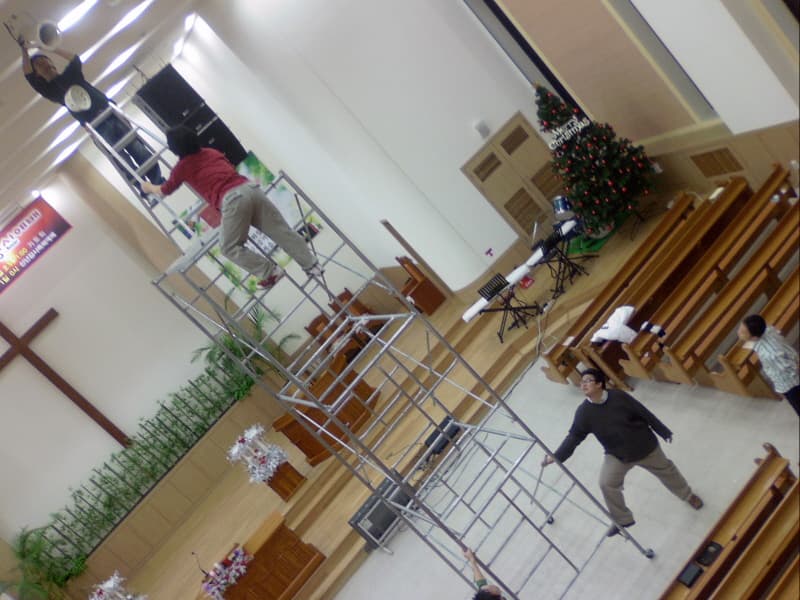 조명등 수리하는 청년들 - 1