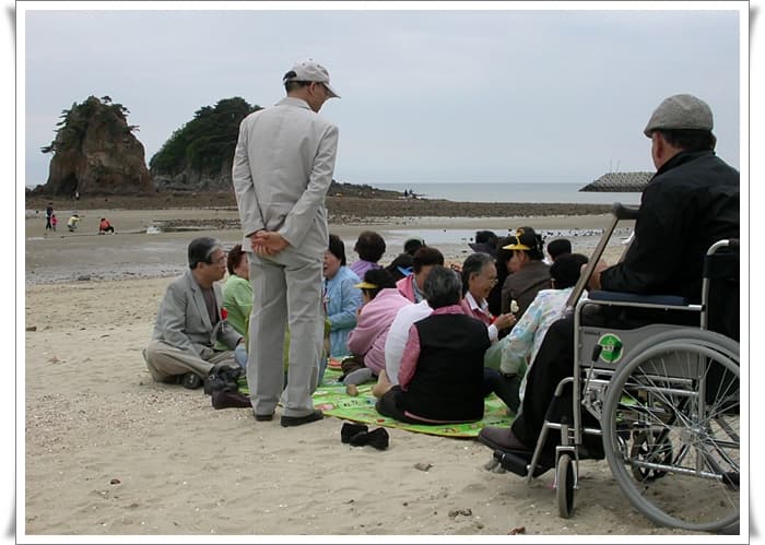2008 효도관광_꽃지해변에서 - 1