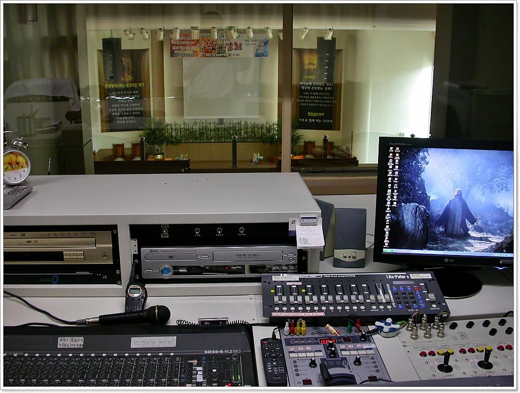 방송실에서본 강대상 - 1