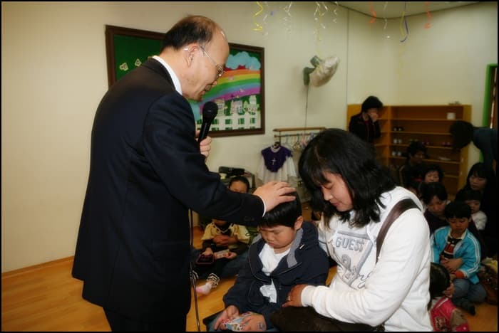 한봉희목사님의 어린이에게 축복기도 - 3